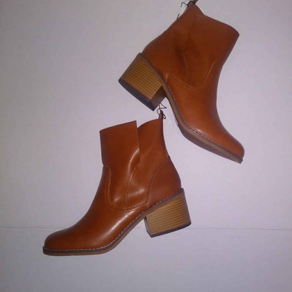 NWT Boots